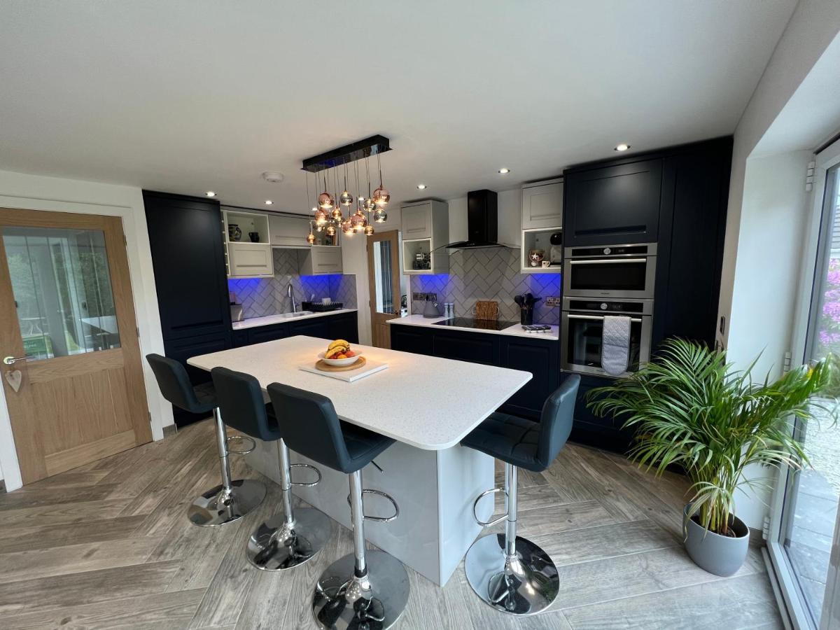Stylish Modern Home With Parking Enclosed Garden Holyhead Extérieur photo