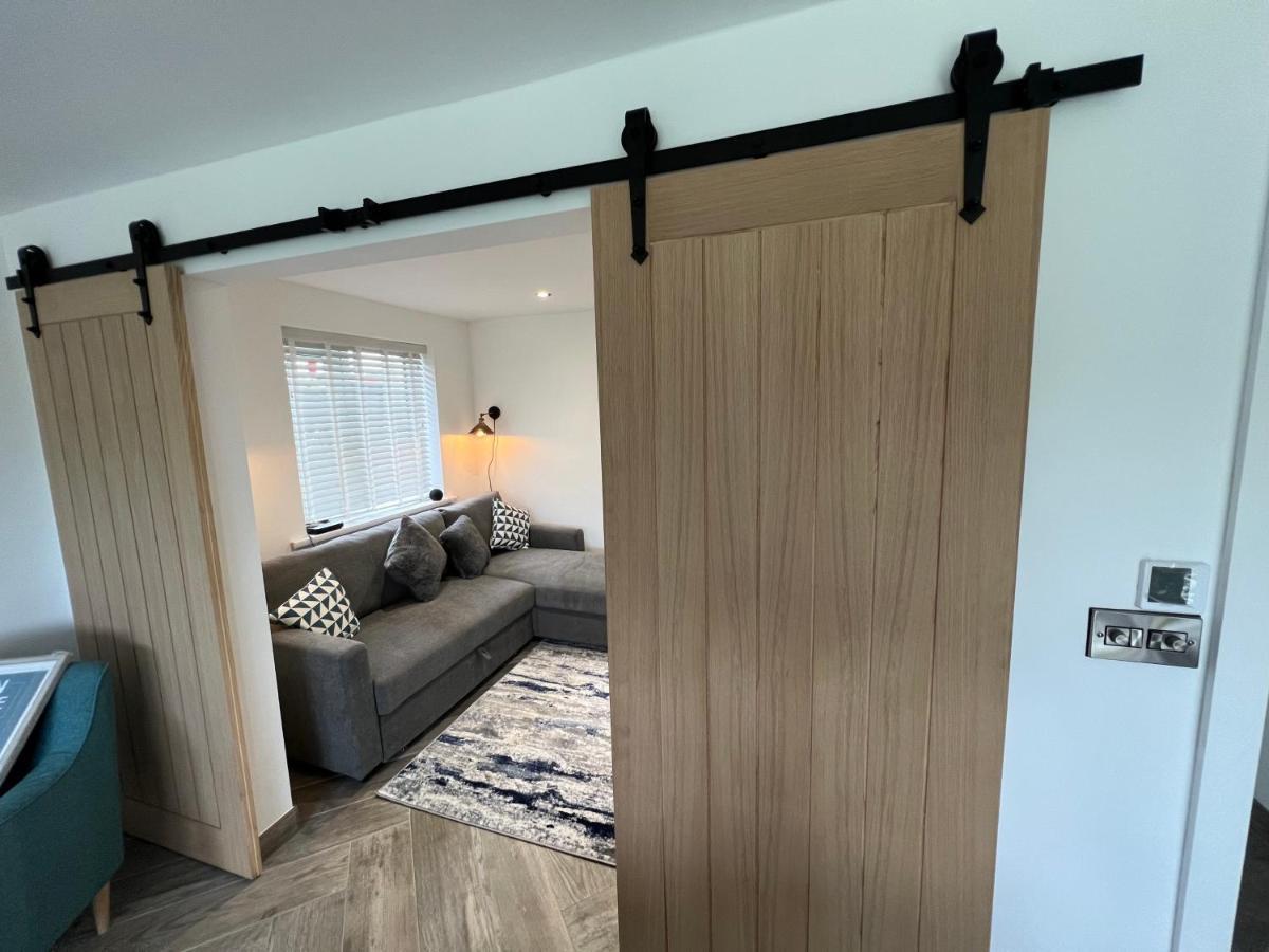 Stylish Modern Home With Parking Enclosed Garden Holyhead Extérieur photo