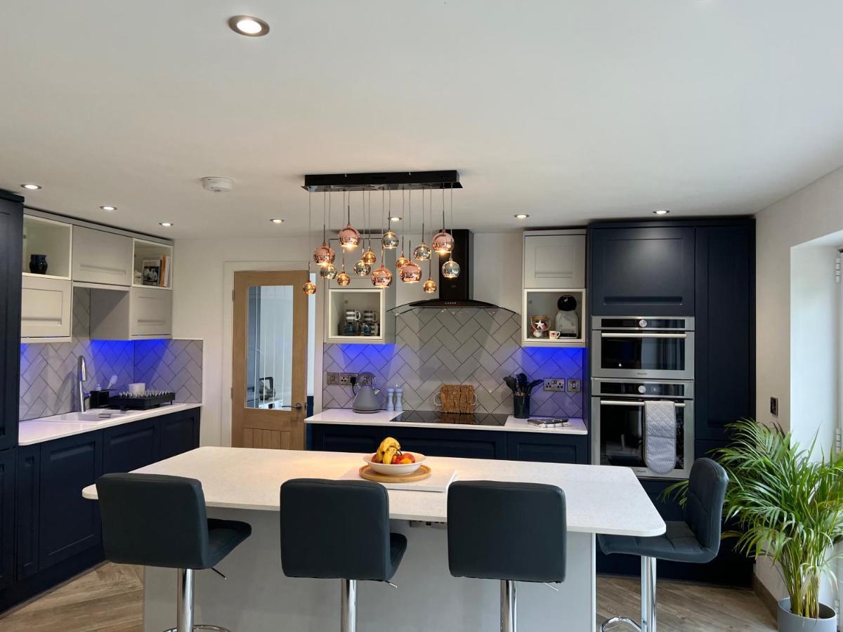 Stylish Modern Home With Parking Enclosed Garden Holyhead Extérieur photo
