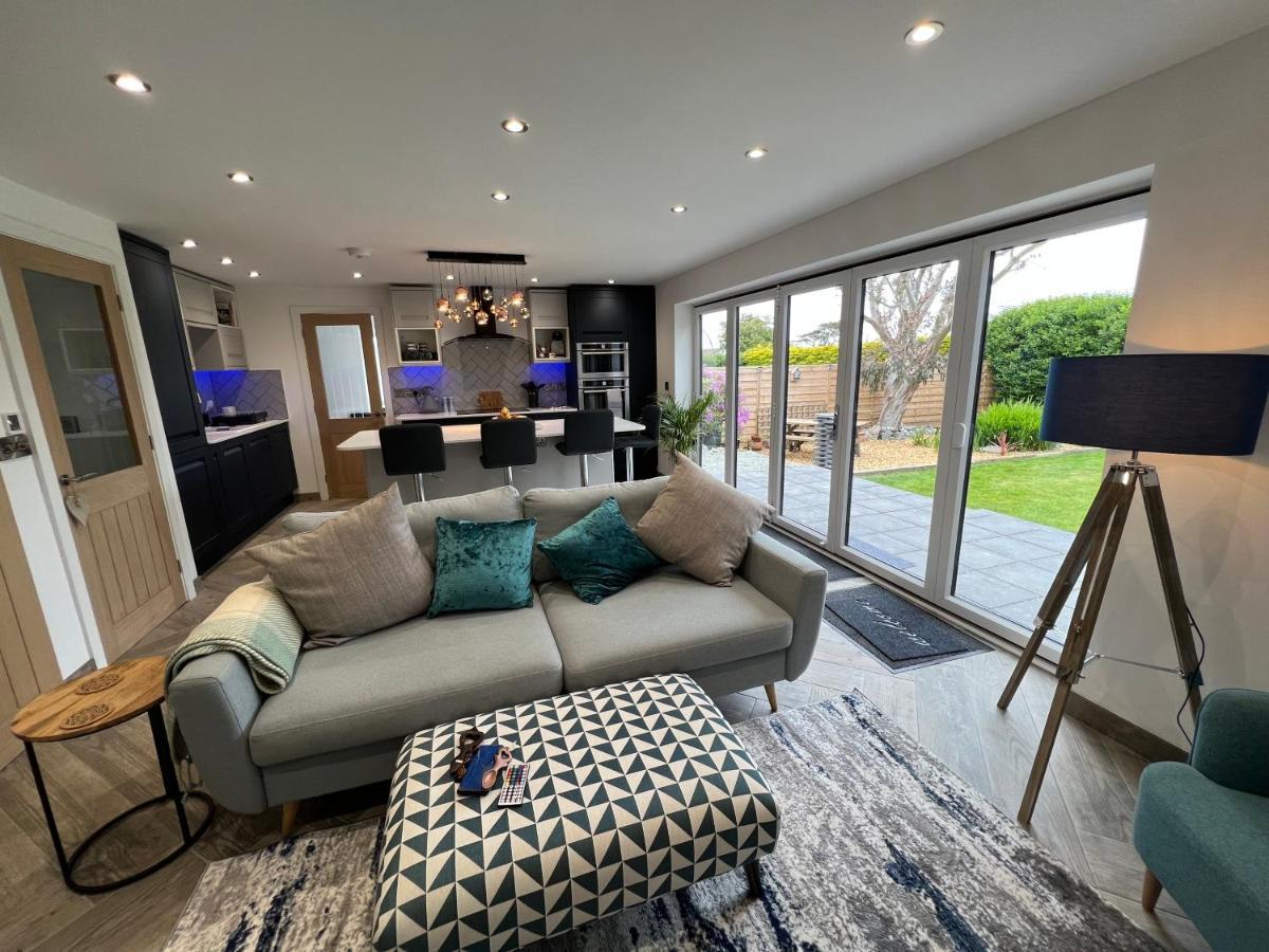 Stylish Modern Home With Parking Enclosed Garden Holyhead Extérieur photo