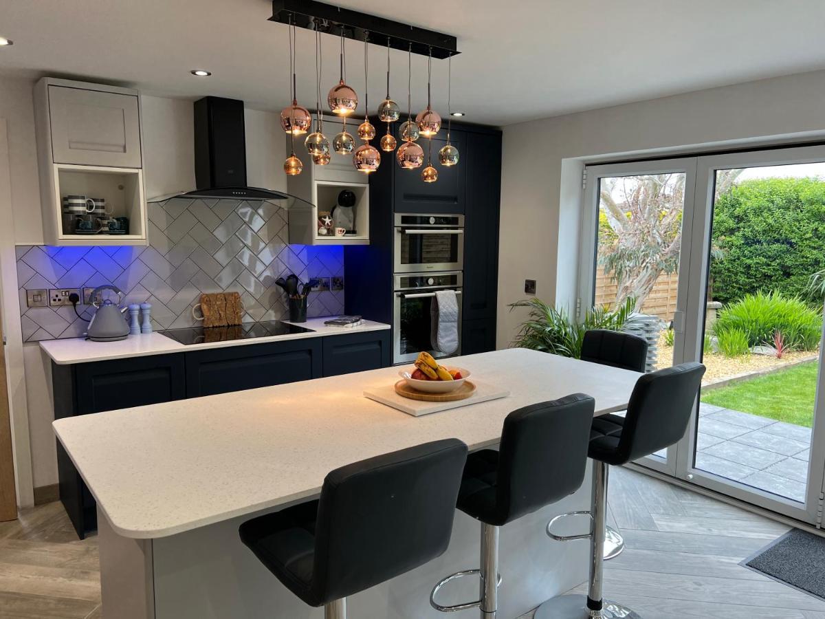 Stylish Modern Home With Parking Enclosed Garden Holyhead Extérieur photo