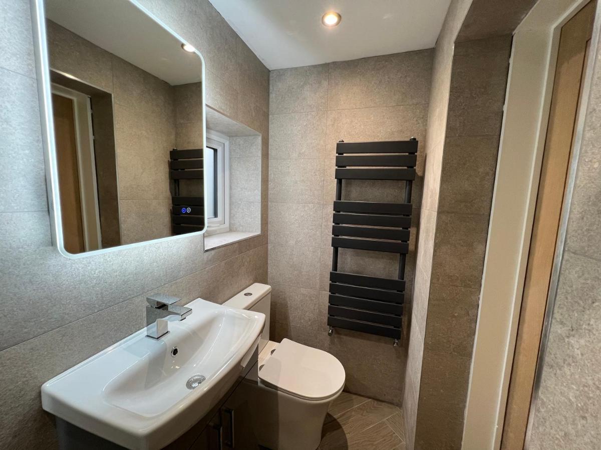 Stylish Modern Home With Parking Enclosed Garden Holyhead Extérieur photo