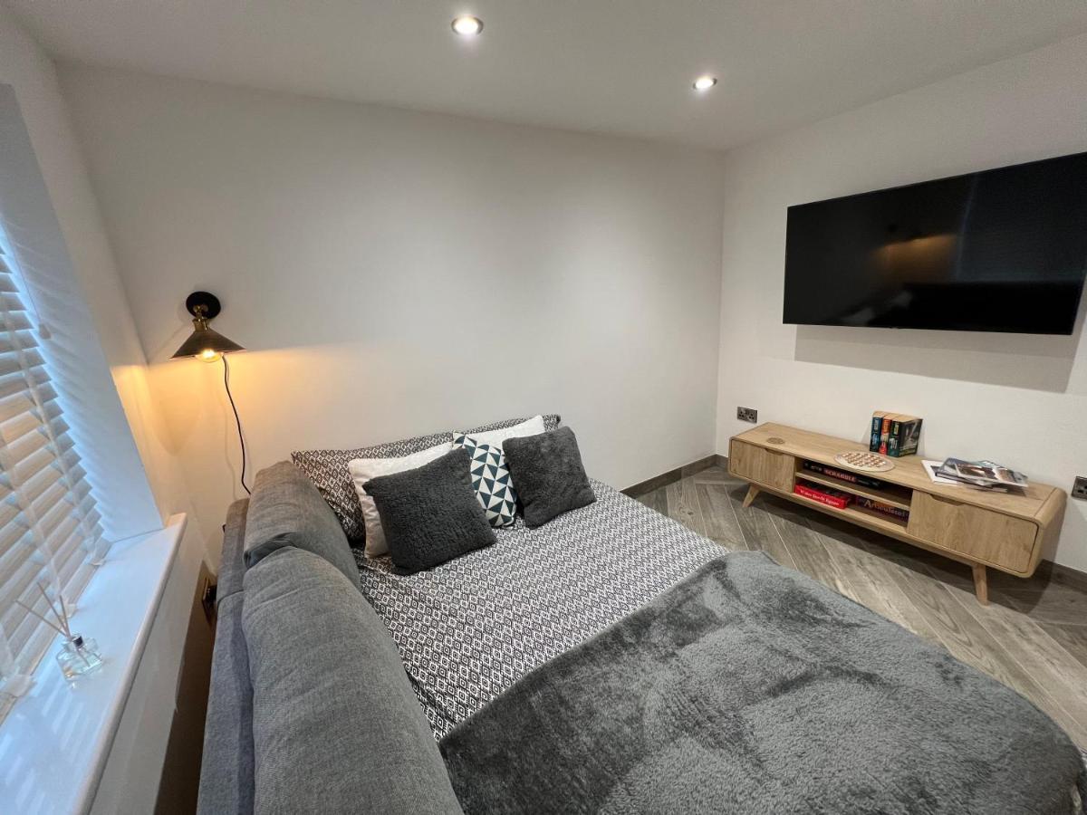 Stylish Modern Home With Parking Enclosed Garden Holyhead Extérieur photo