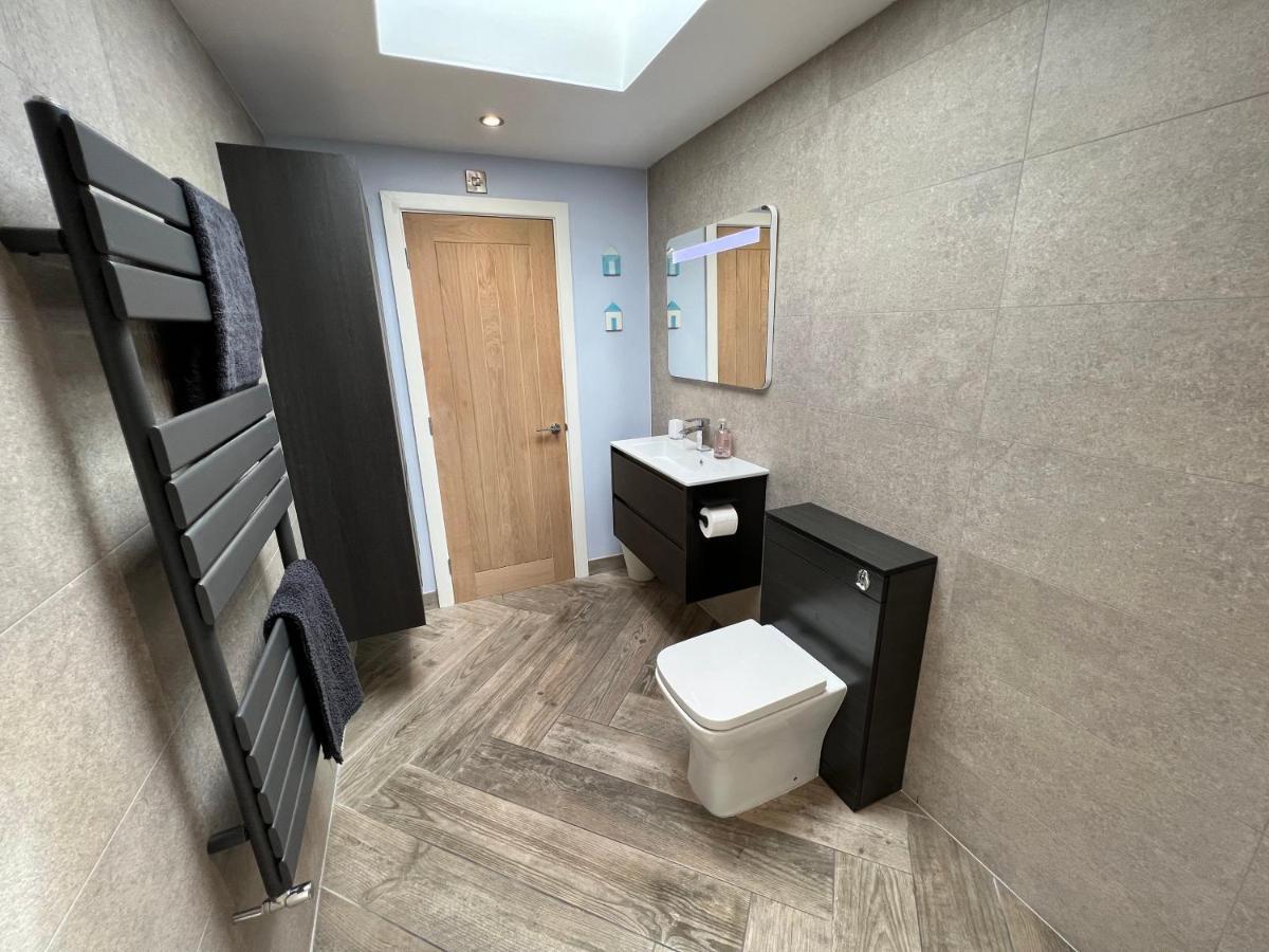 Stylish Modern Home With Parking Enclosed Garden Holyhead Extérieur photo