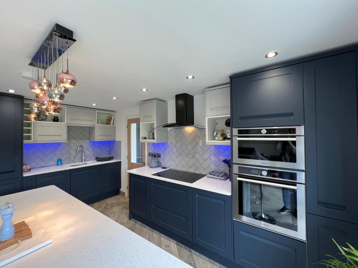 Stylish Modern Home With Parking Enclosed Garden Holyhead Extérieur photo