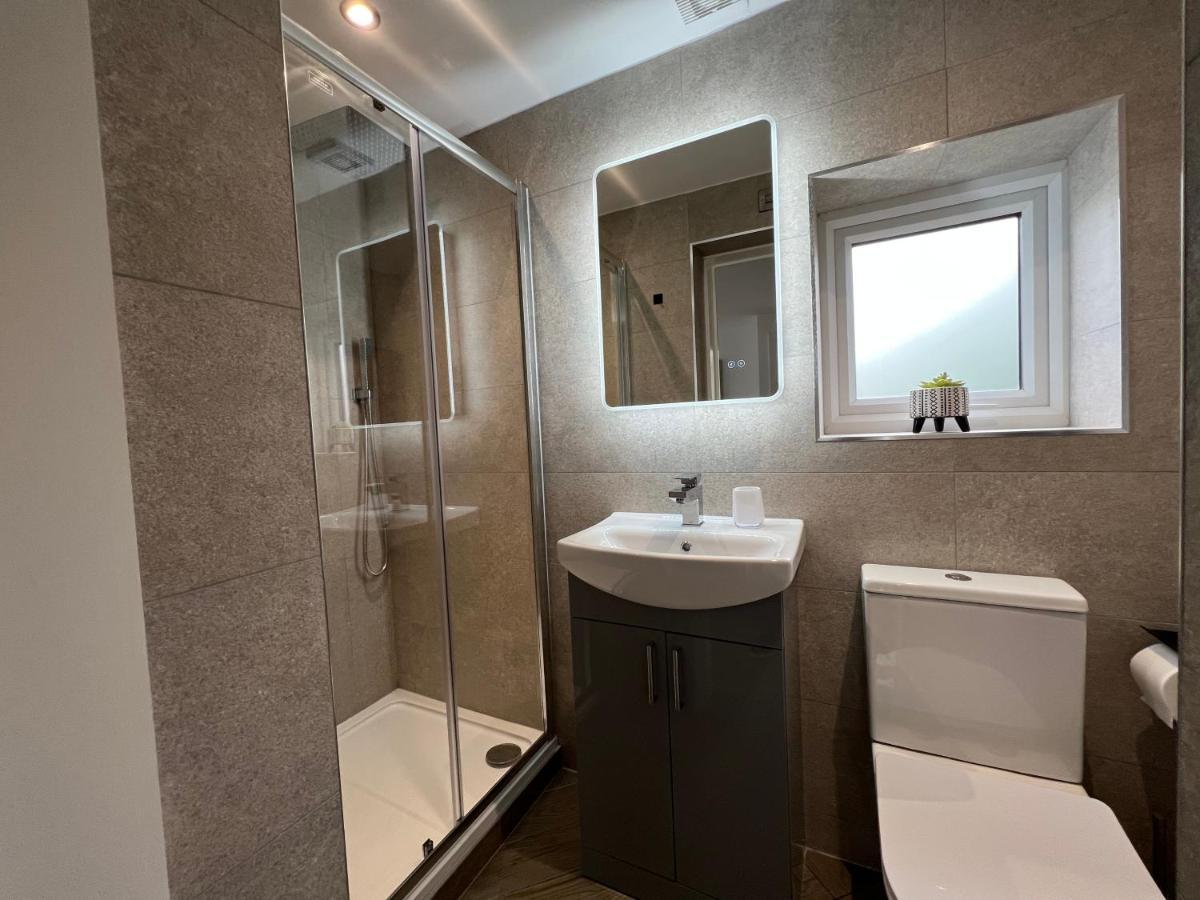 Stylish Modern Home With Parking Enclosed Garden Holyhead Extérieur photo