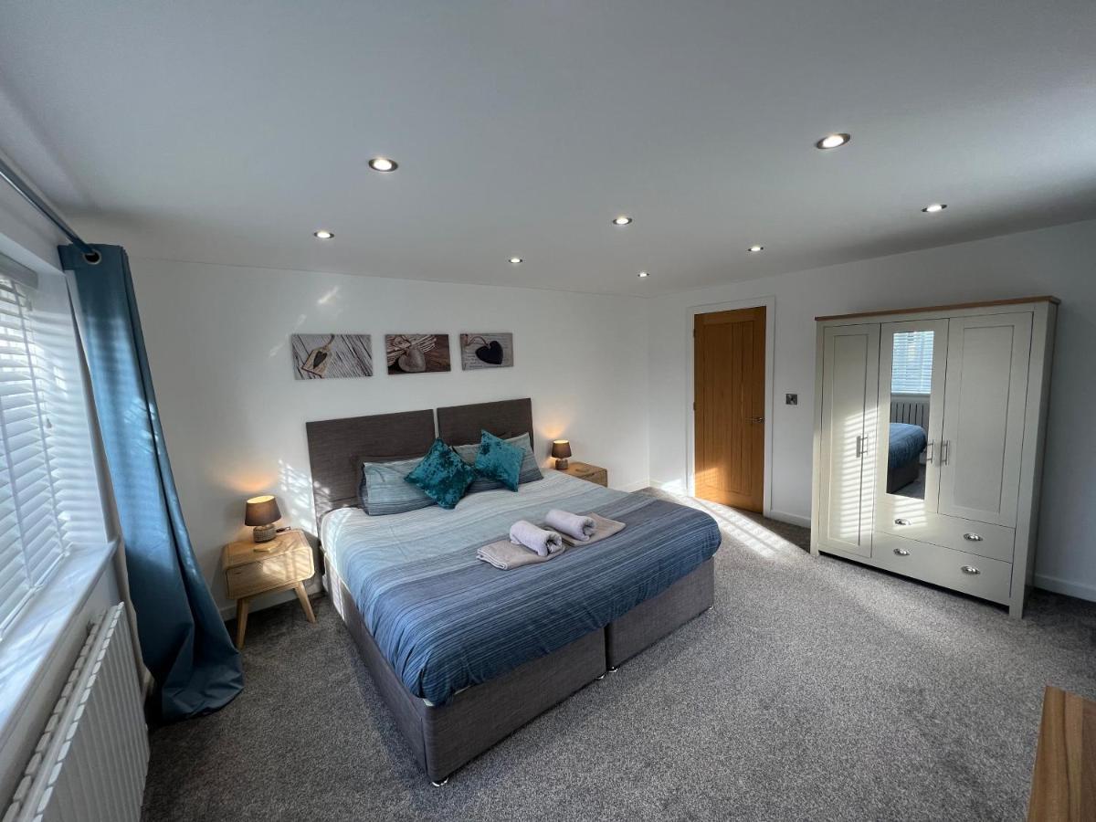 Stylish Modern Home With Parking Enclosed Garden Holyhead Extérieur photo