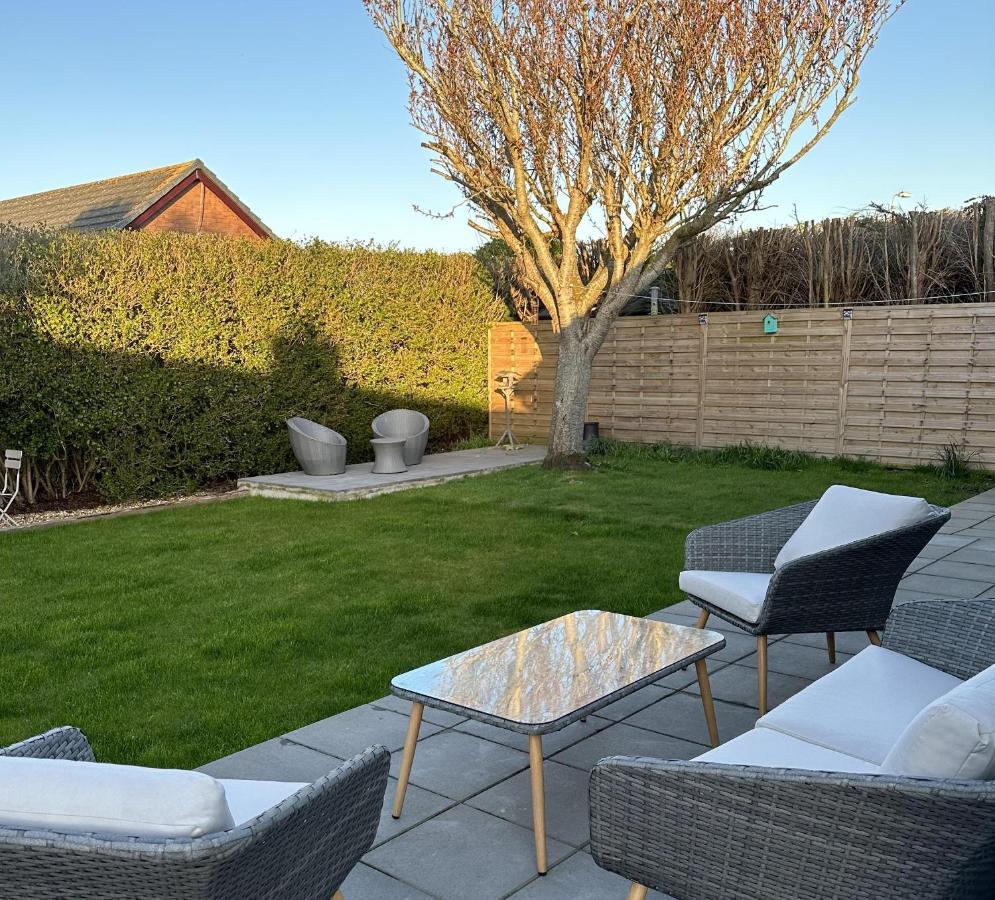 Stylish Modern Home With Parking Enclosed Garden Holyhead Extérieur photo
