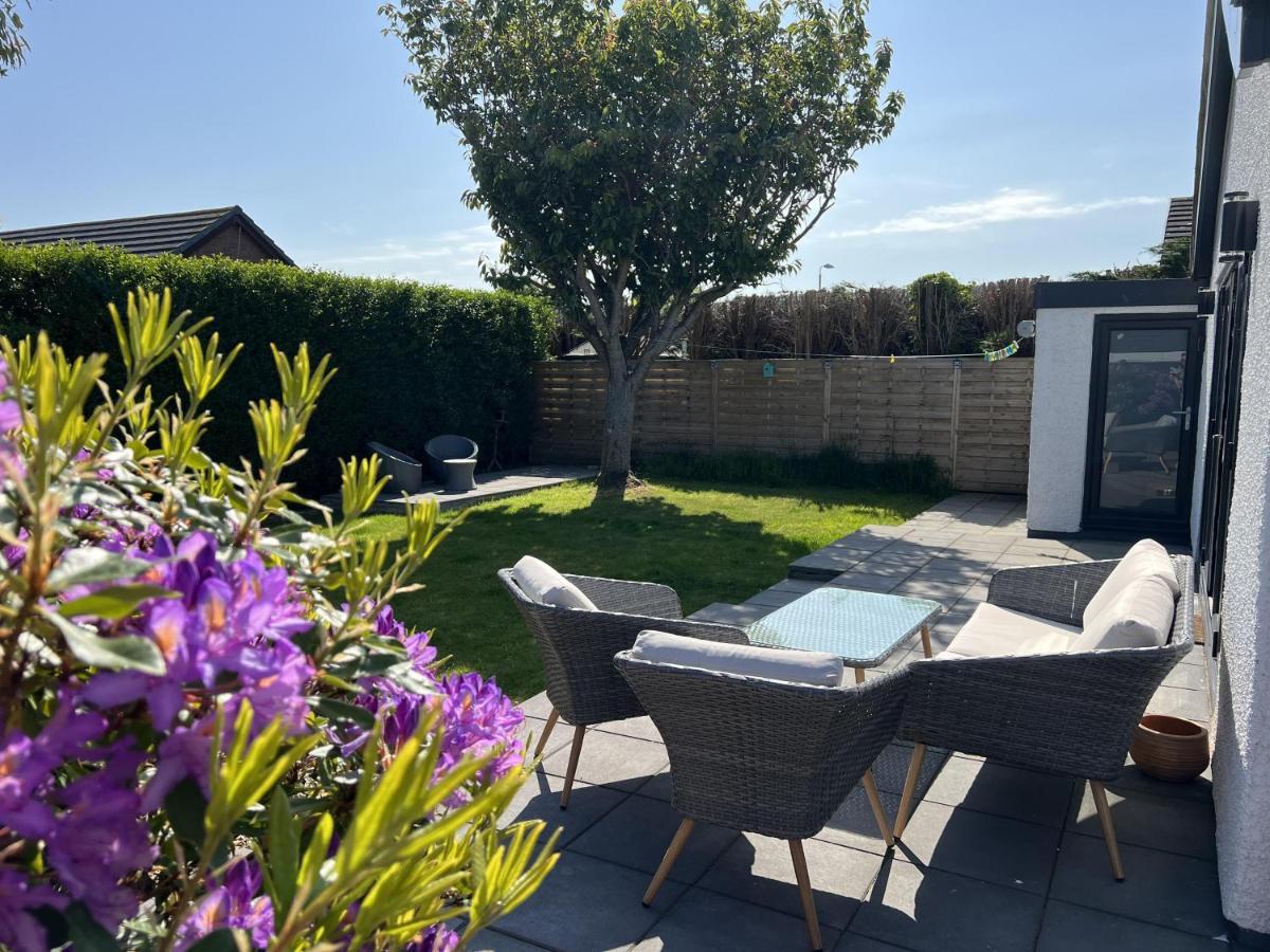 Stylish Modern Home With Parking Enclosed Garden Holyhead Extérieur photo