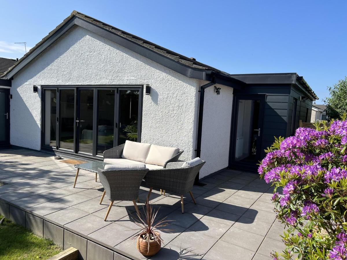 Stylish Modern Home With Parking Enclosed Garden Holyhead Extérieur photo