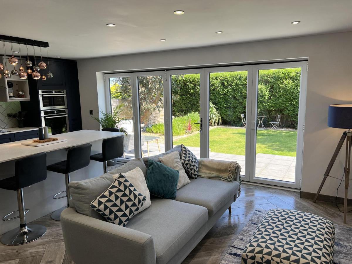 Stylish Modern Home With Parking Enclosed Garden Holyhead Extérieur photo