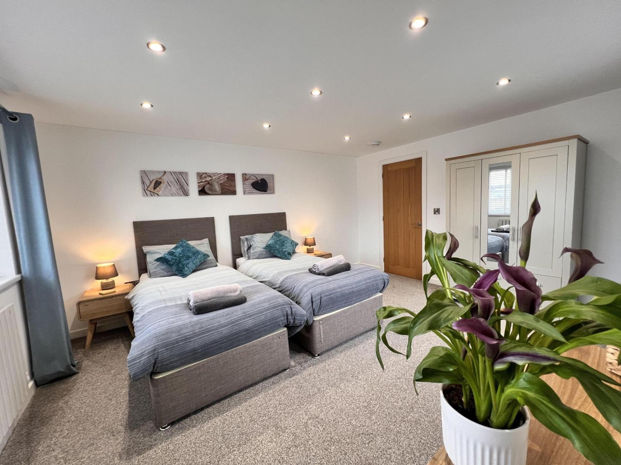 Stylish Modern Home With Parking Enclosed Garden Holyhead Extérieur photo