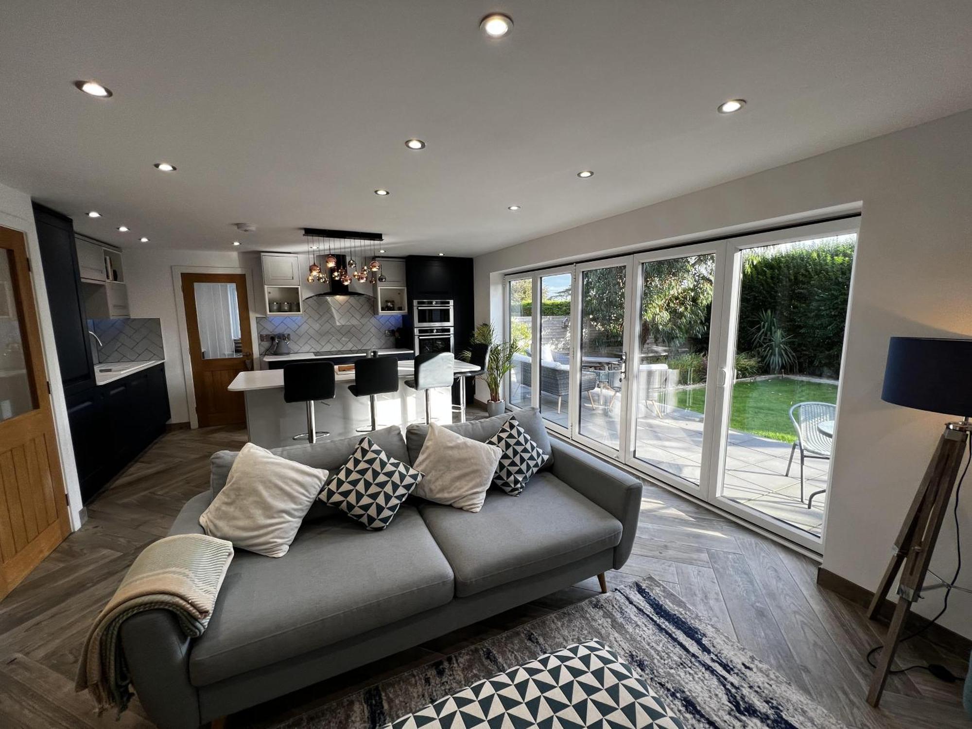 Stylish Modern Home With Parking Enclosed Garden Holyhead Extérieur photo
