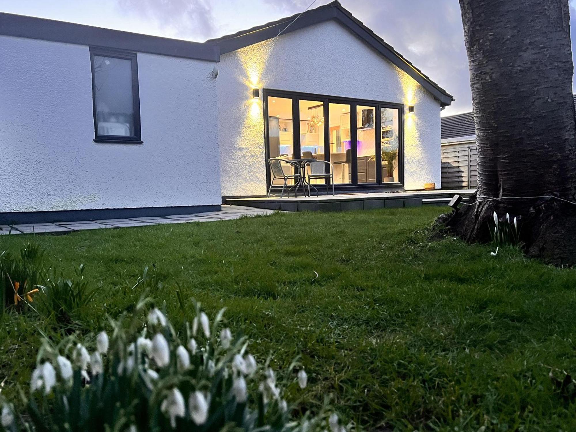 Stylish Modern Home With Parking Enclosed Garden Holyhead Extérieur photo