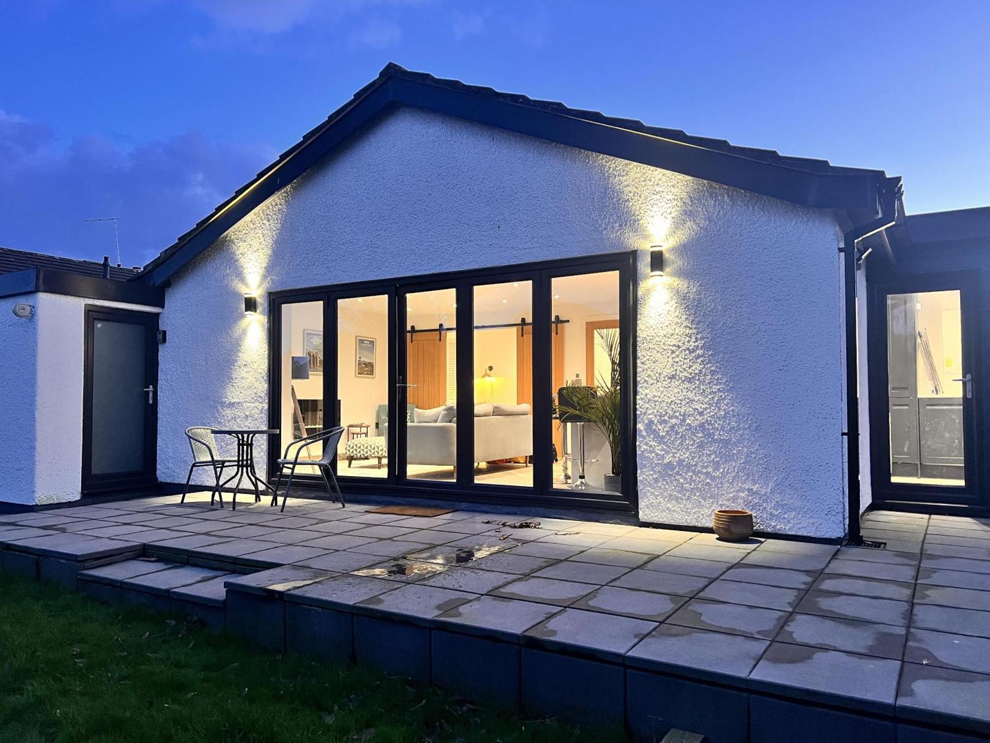 Stylish Modern Home With Parking Enclosed Garden Holyhead Extérieur photo